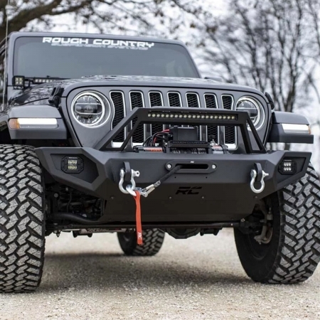 Paraurti anteriore Rough Country Trail Bumper per Jeep Wrangler JK, JL e Gladiator JT dal 2007 in poi