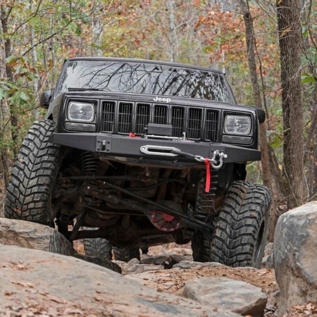 Paraurti anteriore Rough Country con piastra per verricello per Jeep Cherokee XJ